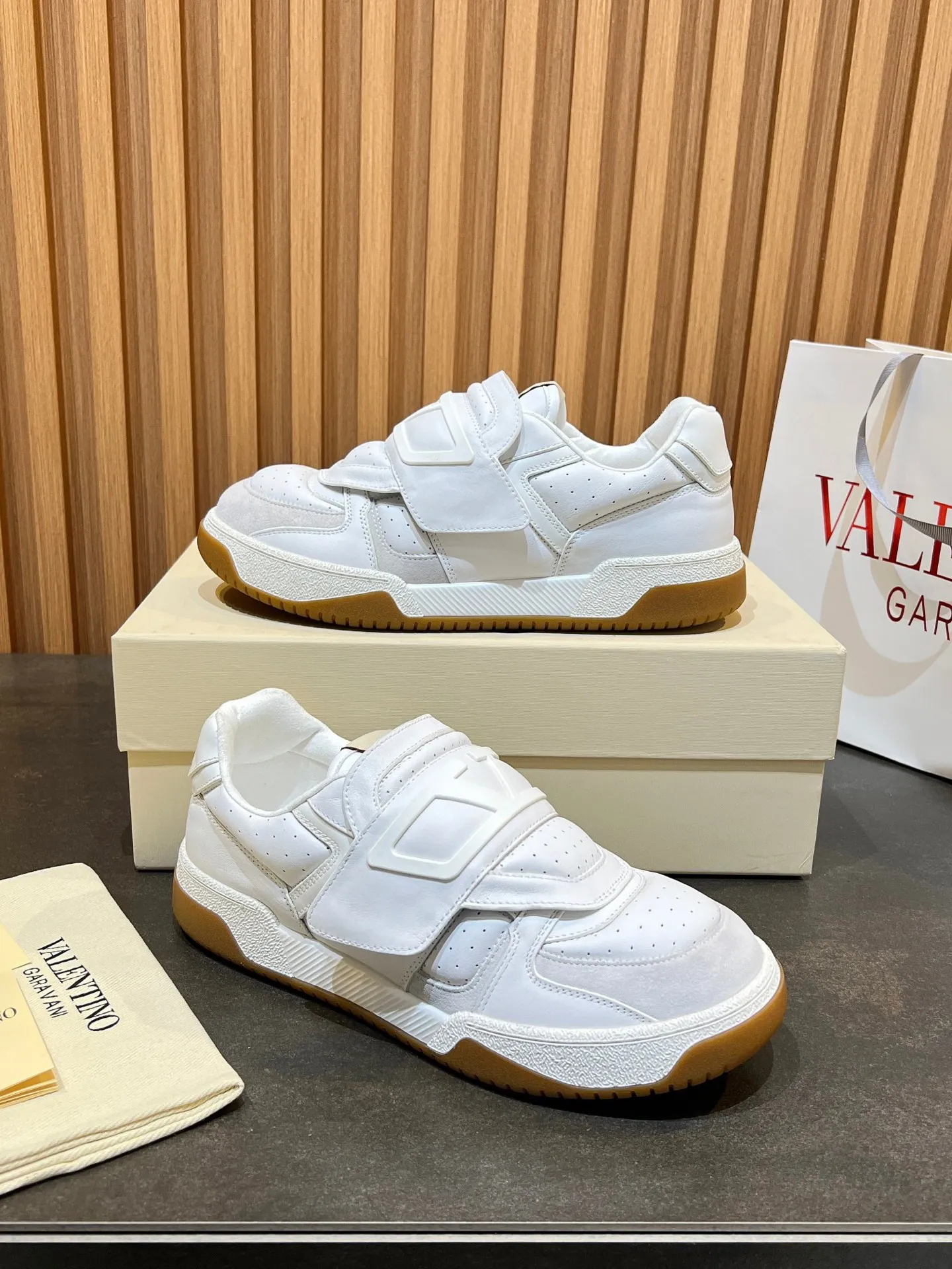 Men's men's shoes 💰760 VLTN Valentin 𝑶𝒏𝒆𝑺𝒕𝒖𝒅 Couple's sneaker series Valentino 2025 new couple's sneakers are on sale. The original ZP purchased and disassembled. Repeated pattern making and modification. The strength must be restored one to one! Top luxury masterpiece Velcro design Soft and comfortable imported calfskin 🧧brings excellent and elegant texture and excellent on-foot comfort Top purchasing version upper: imported calfskin surface/original oil edge craftsmanship Inner: water-dyed cowhide lining Outsole: original development 𝐓𝐏𝐔 two-color combination outsole Packaging: original configuration complete package Code number: 35-46 (45 46 customized)